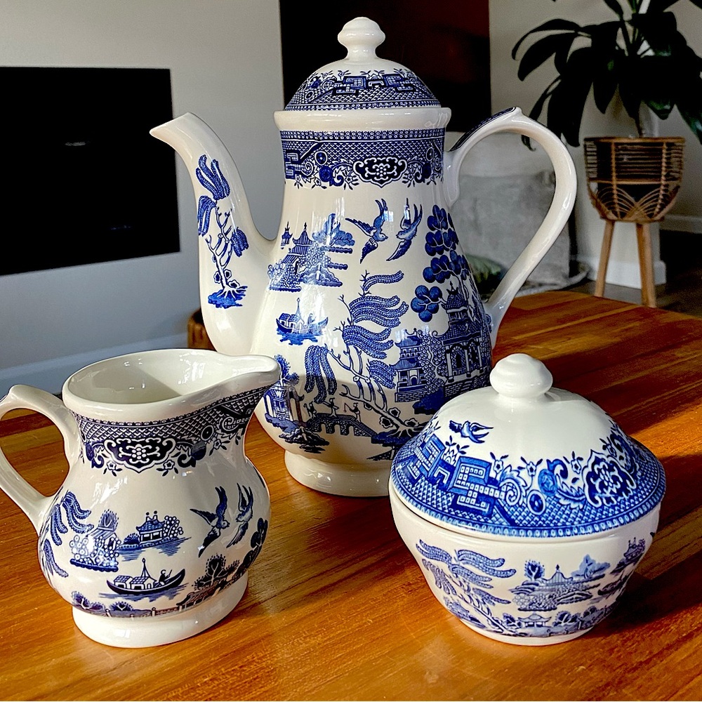 Blue willow Churchill made in England 5 piece coffee set.